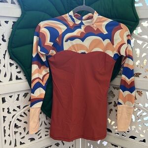 Seea long sleeve rashguard, color: Rust retro print. Small.